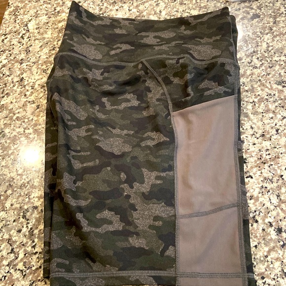 Fabletics Pants - NWT FABLETICS “On The Go” Powerhold High waisted 6” Short.  Camo. Size XXL